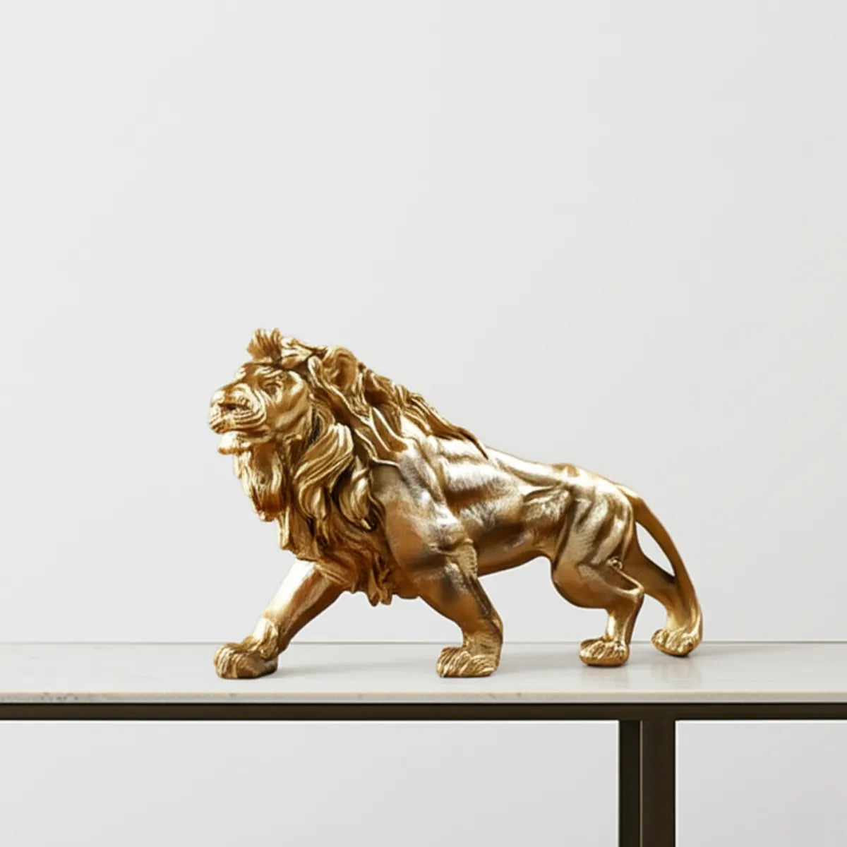 escultura-decorativa-leao-dourado-modernize-foto-lateral-estatua-de-leao-em-mesa-branca
