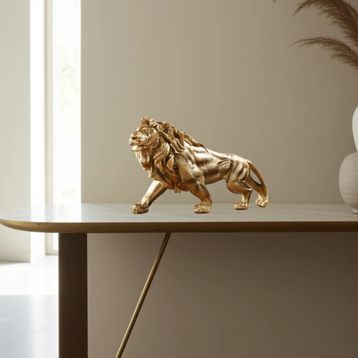 escultura-decorativa-leao-dourado-modernize-foto-lateral-estatua-de-leao-em-mesa-moderna-minimalista