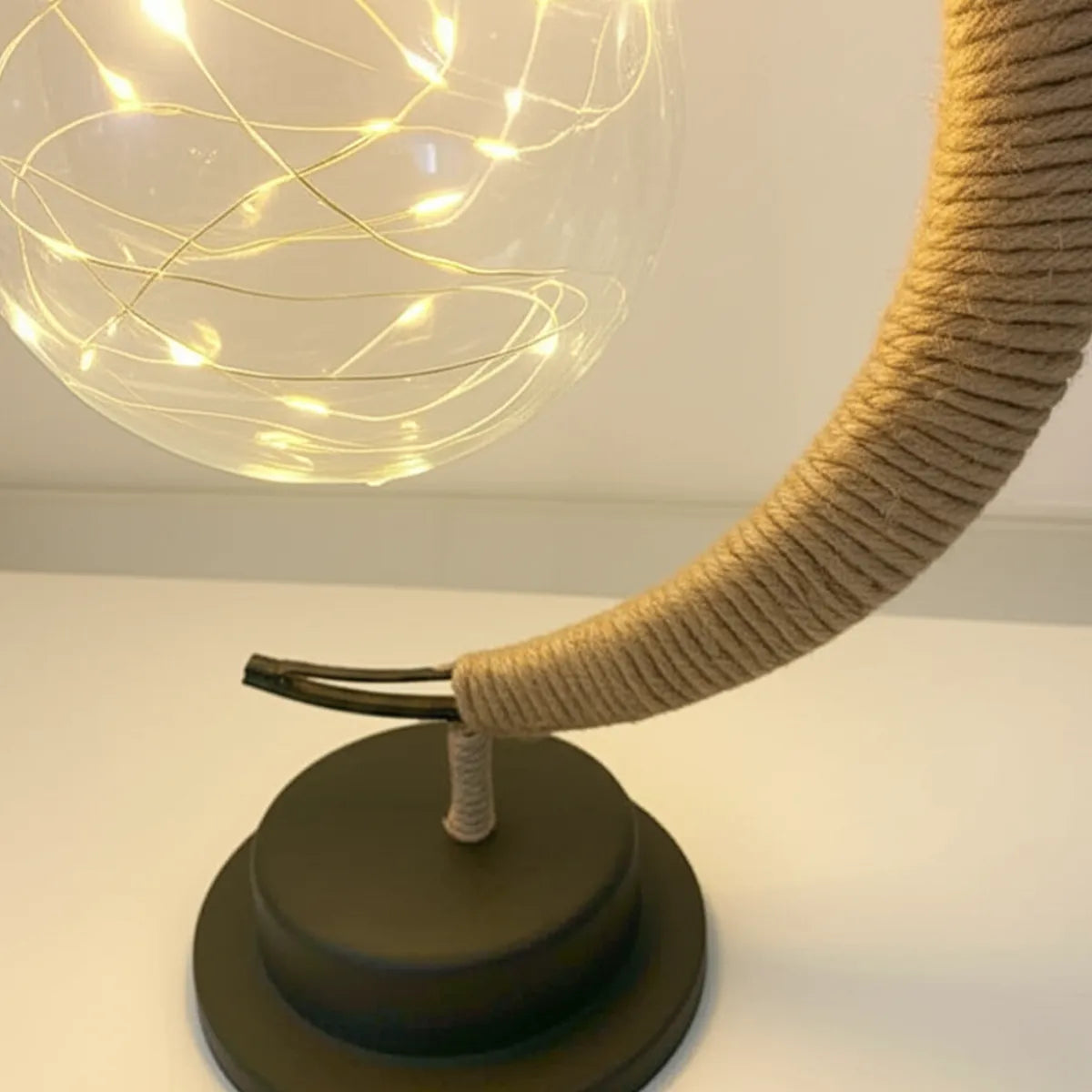 escultura-decorativa-luminaria-de-mesa-candeeiro-esfera-modernize-foto-frente-candeeiro-detalhe-base-e-lampada-da-luminaria