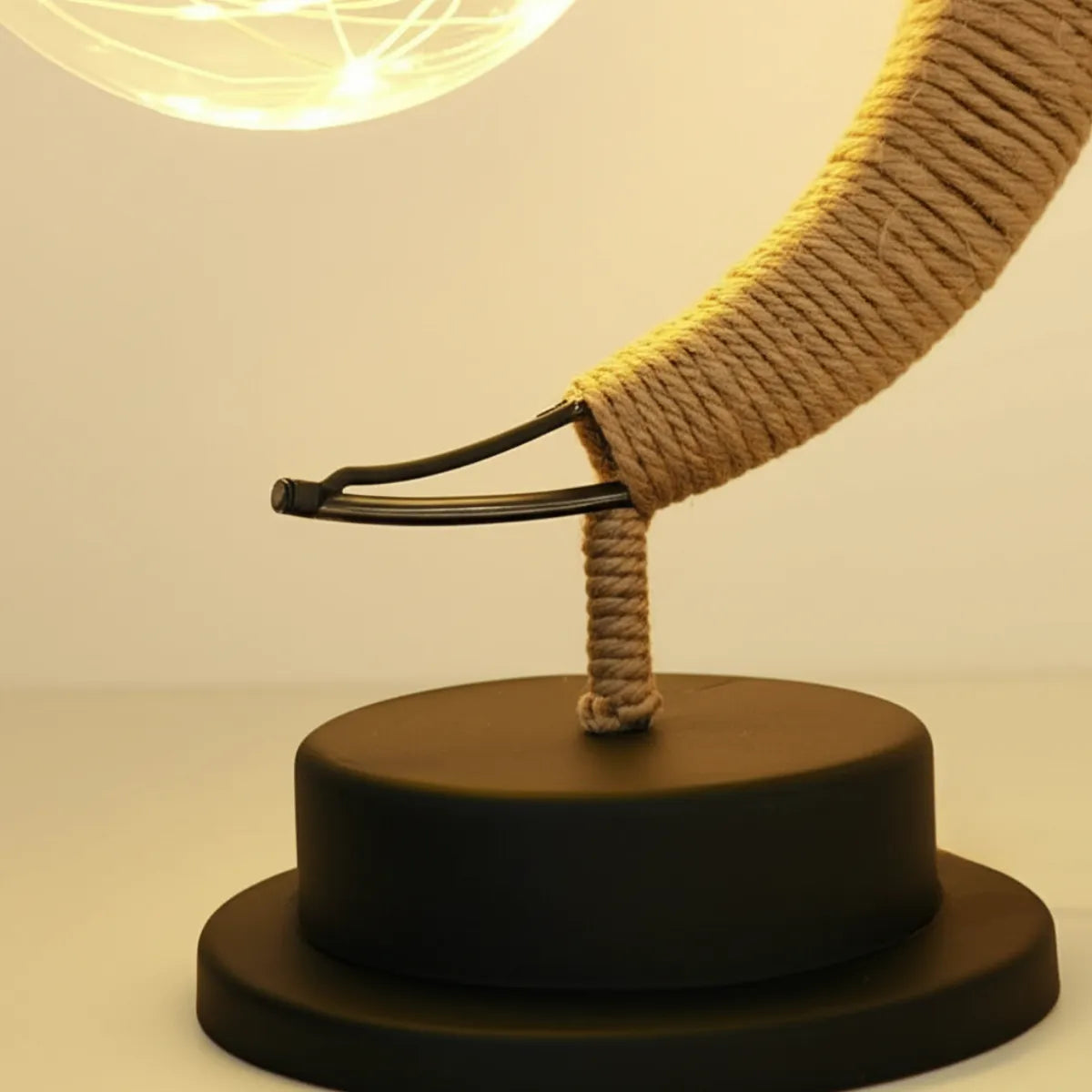 escultura-decorativa-luminaria-de-mesa-candeeiro-esfera-modernize-foto-frente-candeeiro-detalhe-base-da-luminaria