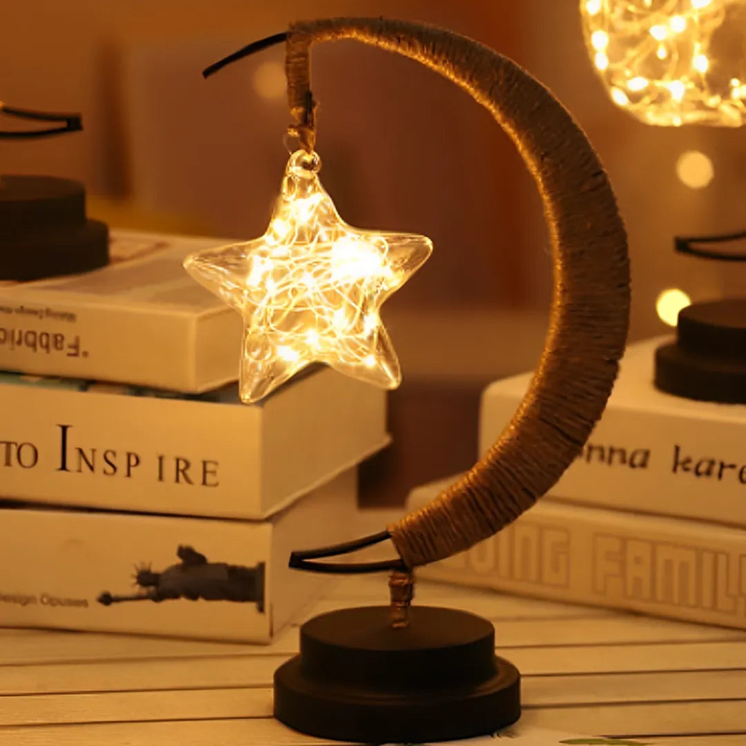 escultura-decorativa-luminaria-de-mesa-candeeiro-estrela-modernize-foto-frente-candeeiro-sobre-mesa-com-livros