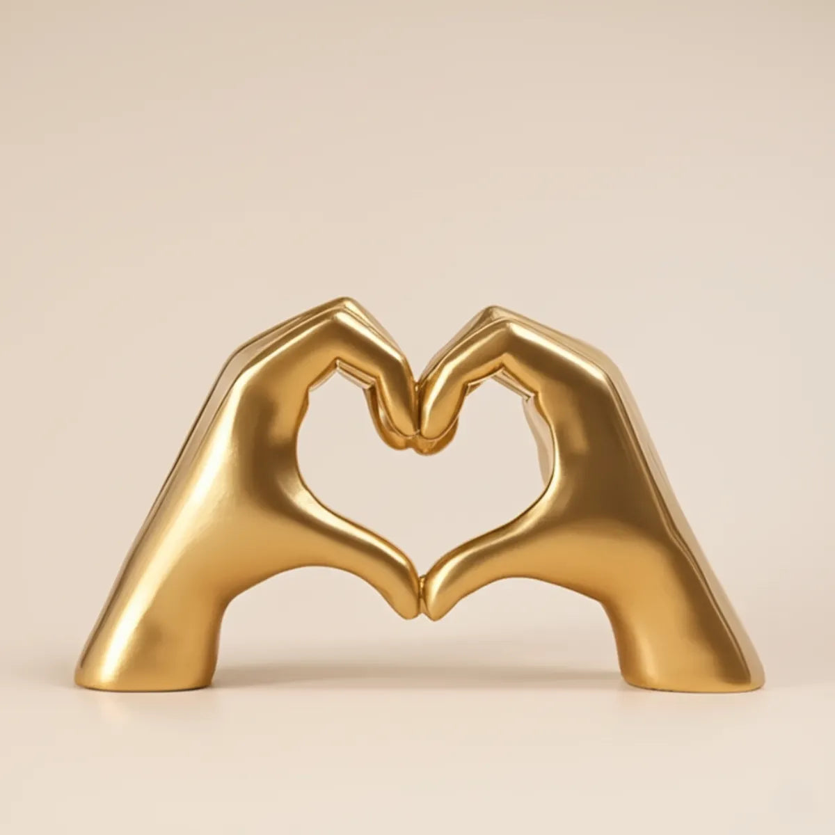 escultura-decorativa-mao-coracao-preto-modernize-foto-escultura-em-ambiente-claro-fundo-bege