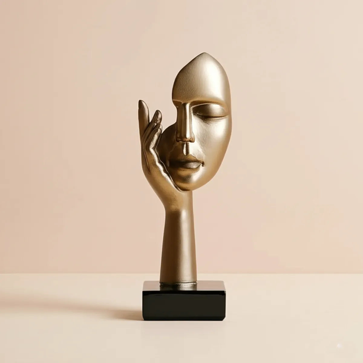 escultura-decorativa-mao-na-face-dourado-modernize-foto-escultura-fundo-bege-claro