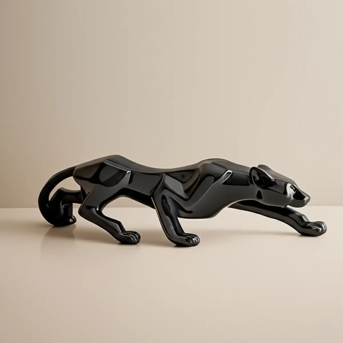 escultura-decorativa-pantera-negra-de-gesso-modernize-foto-pantera-em-ambiente-claro-fundo-bege
