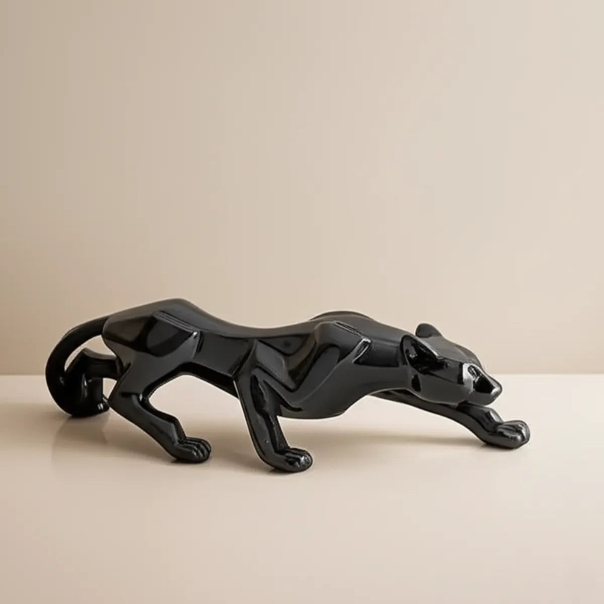escultura-decorativa-pantera-negra-de-gesso-modernize-foto-pantera-em-ambiente-claro-iluminado-fundo-bege