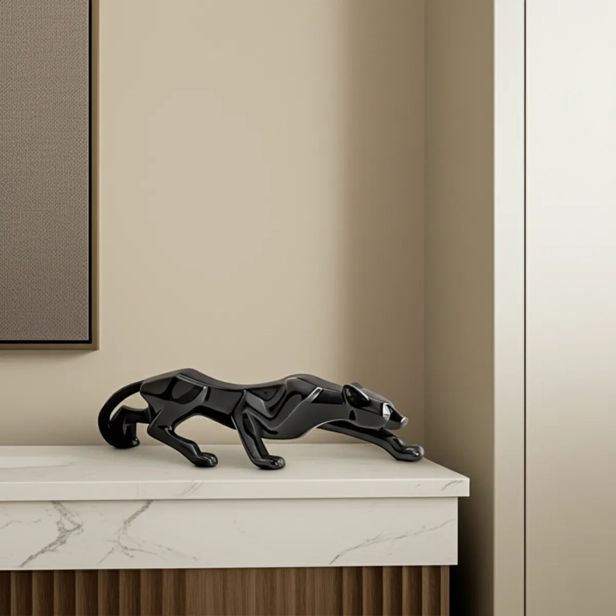 escultura-decorativa-pantera-negra-de-gesso-modernize-foto-pantera-em-sala-moderna-ambiente-claro-arejado
