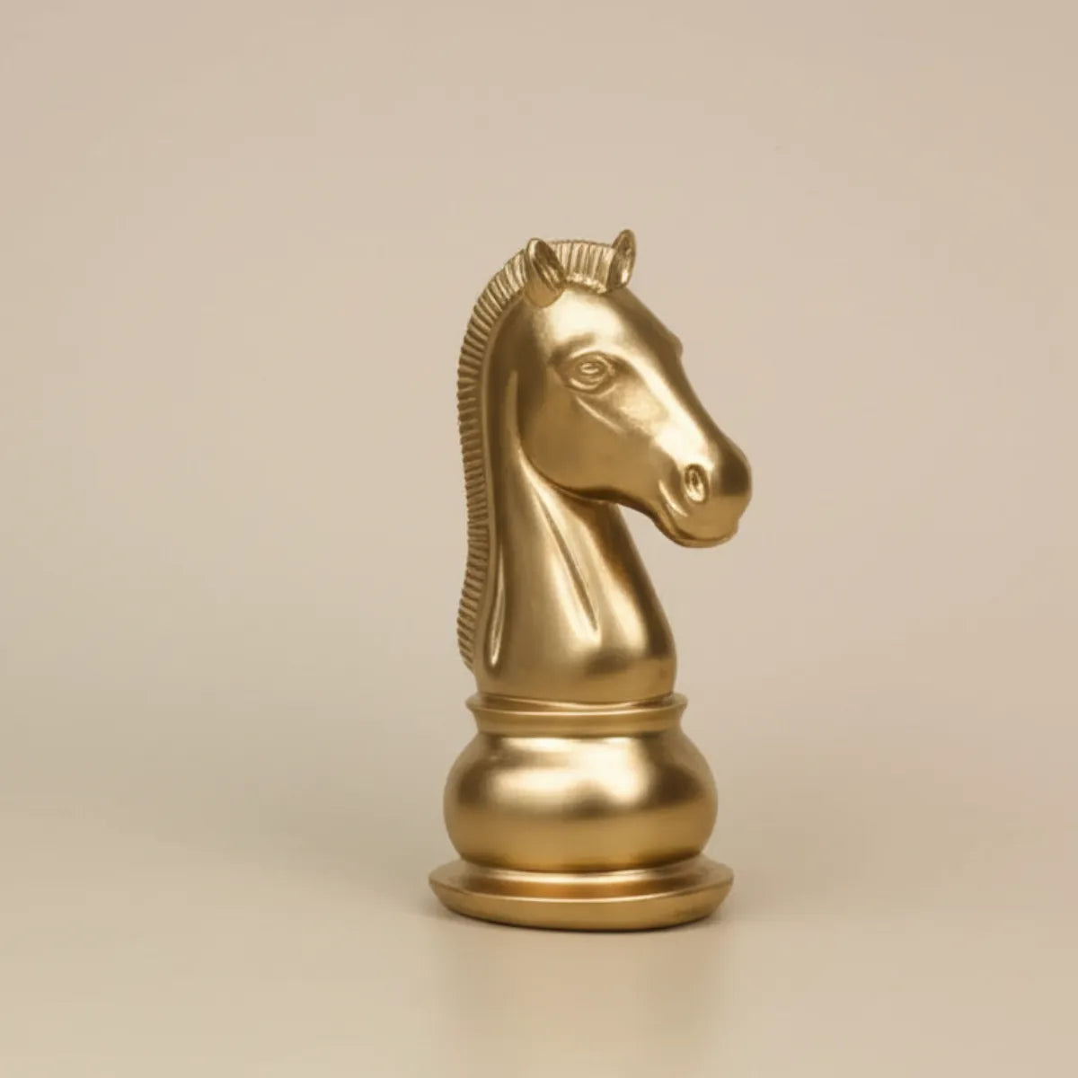 escultura-decorativa-peca-de-xadrez-cavalo-dourado-modernize-foto-escultura-em-ambiente-claro-bege