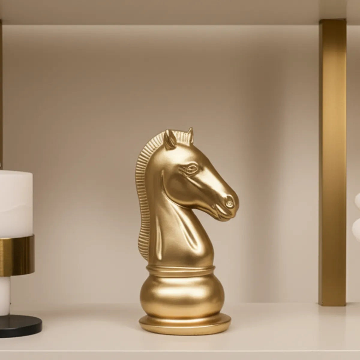 escultura-decorativa-peca-de-xadrez-cavalo-dourado-modernize-foto-escultura-em-sala-sofisticada-ambiente-claro-bege