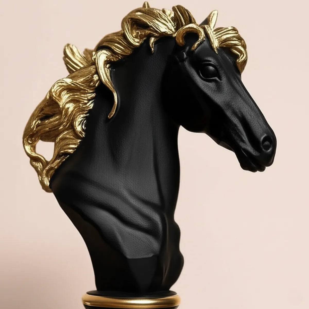 escultura-decorativa-pecas-de-xadrez-preto-modernize-foto-detalhe-peca-cavalo-em-ambiente-bege-claro