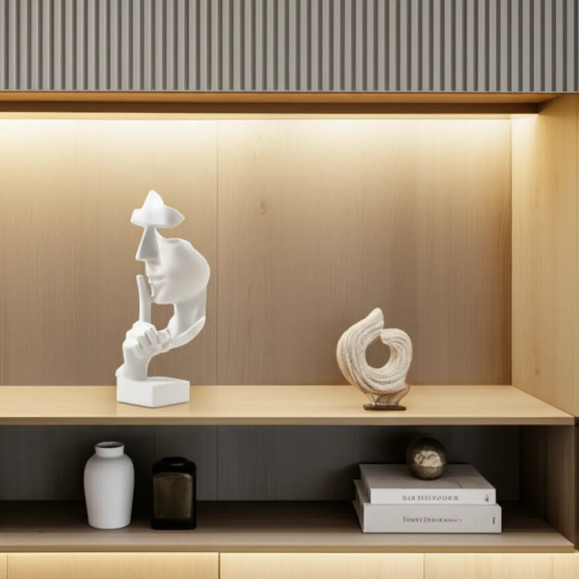 escultura-decorativa-silencio-branco-modernize-foto-escultura-em-estante-de-casa-sofisticada-claro-bege-iluminado