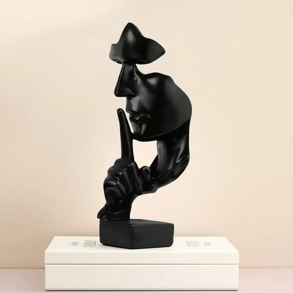escultura-decorativa-silencio-preto-modernize-foto-escultura-em-ambiente-bege-claro