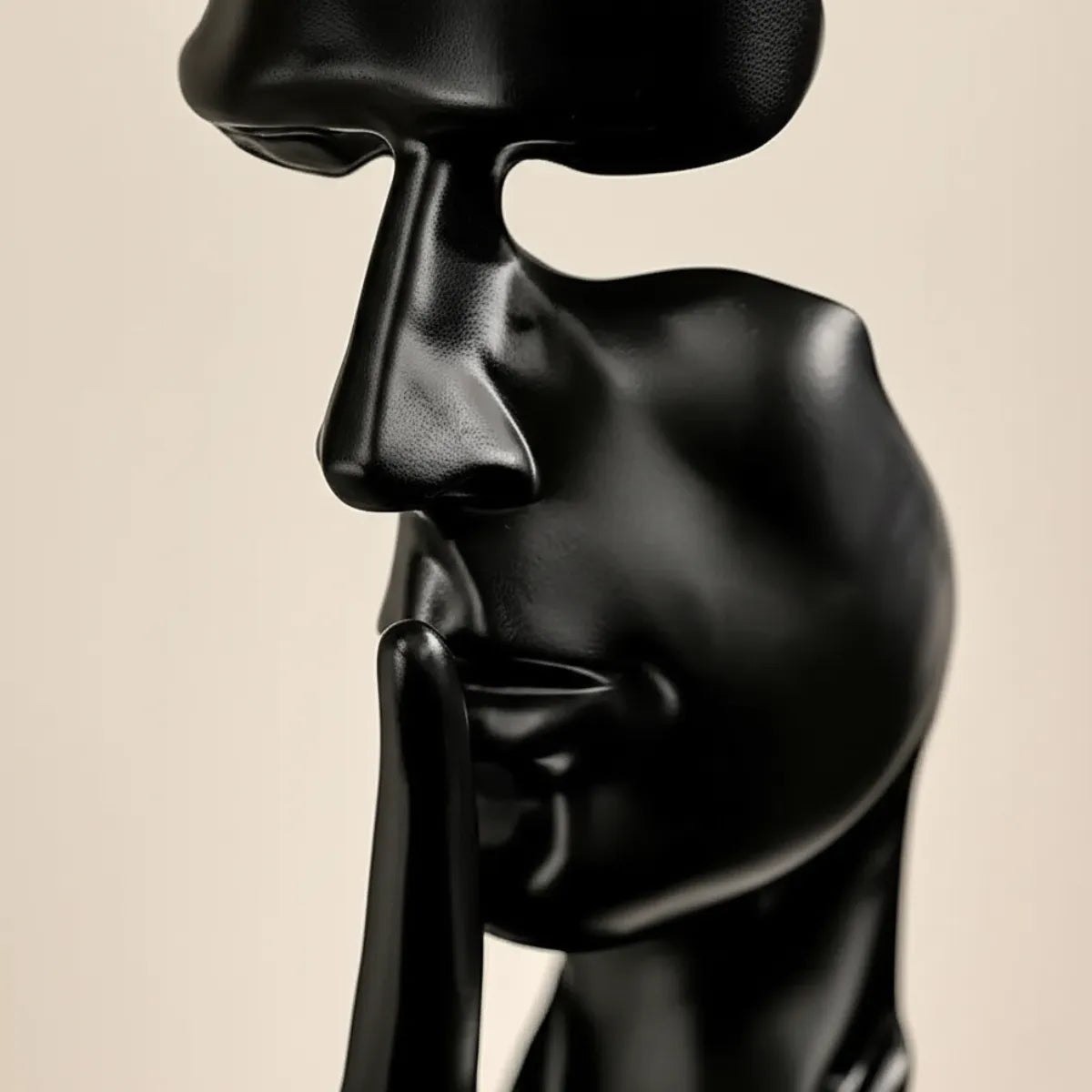 escultura-decorativa-silencio-preto-modernize-foto-detalhe-escultura-em-ambiente-bege-claro