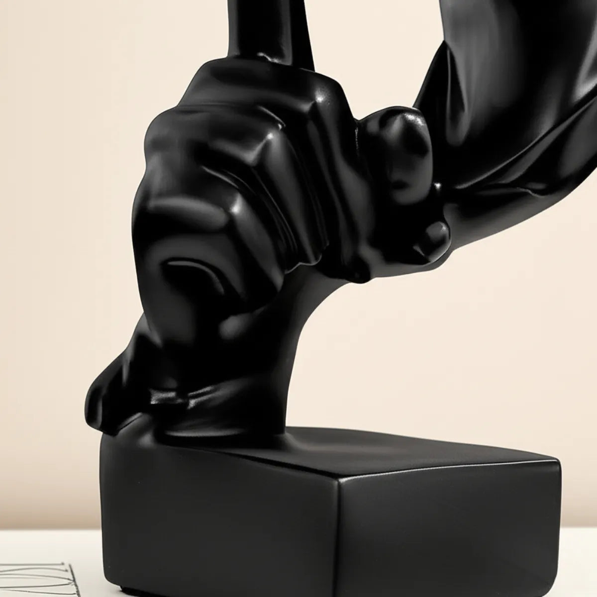 escultura-decorativa-silencio-preto-modernize-foto-detalhe-base-escultura-em-ambiente-bege-claro
