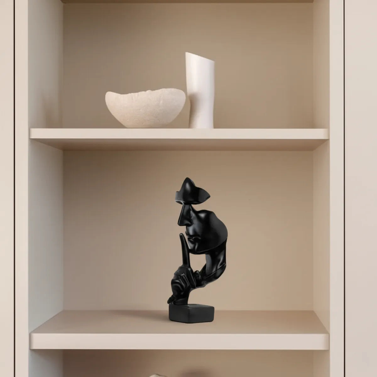 escultura-decorativa-silencio-preto-modernize-foto-escultura-em-estante-bege-claro-sala-minimalista-moderna