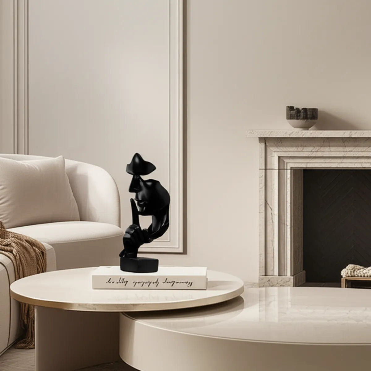 escultura-decorativa-silencio-preto-modernize-foto-escultura-em-mesa-de-centro-bege-claro-sala-moderna