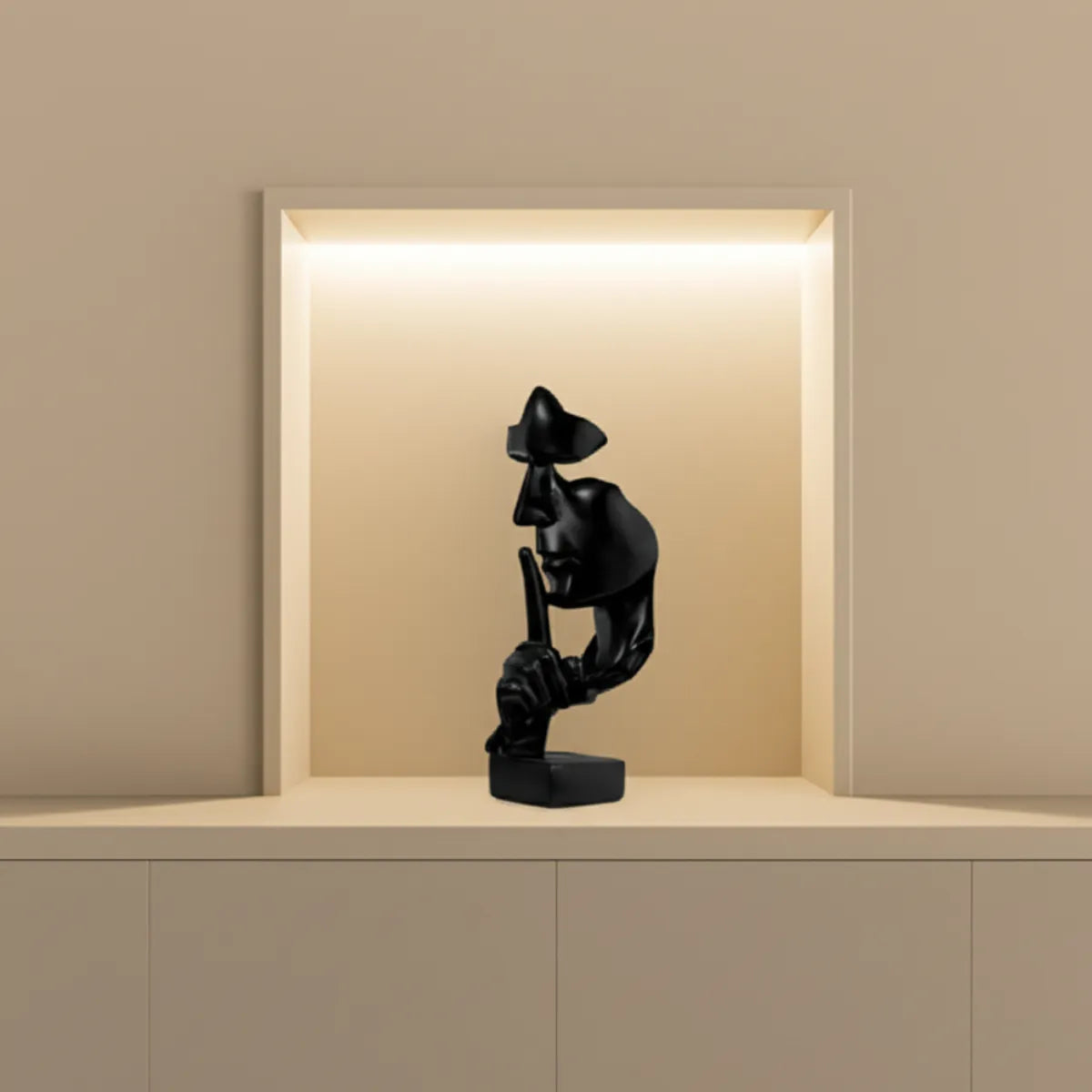 escultura-decorativa-silencio-preto-modernize-foto-escultura-em-painel-bege-claro-sala-minimalista-moderna