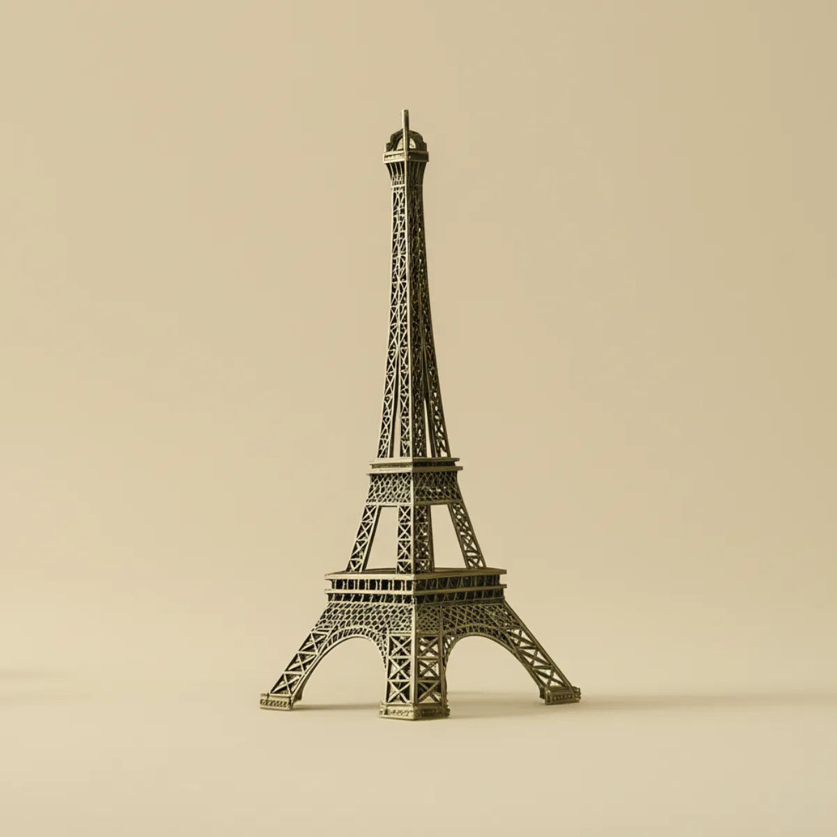 escultura-decorativa-torre-eiffel-paris-modernize-foto-torre-em-ambiente-claro-fundo-bege