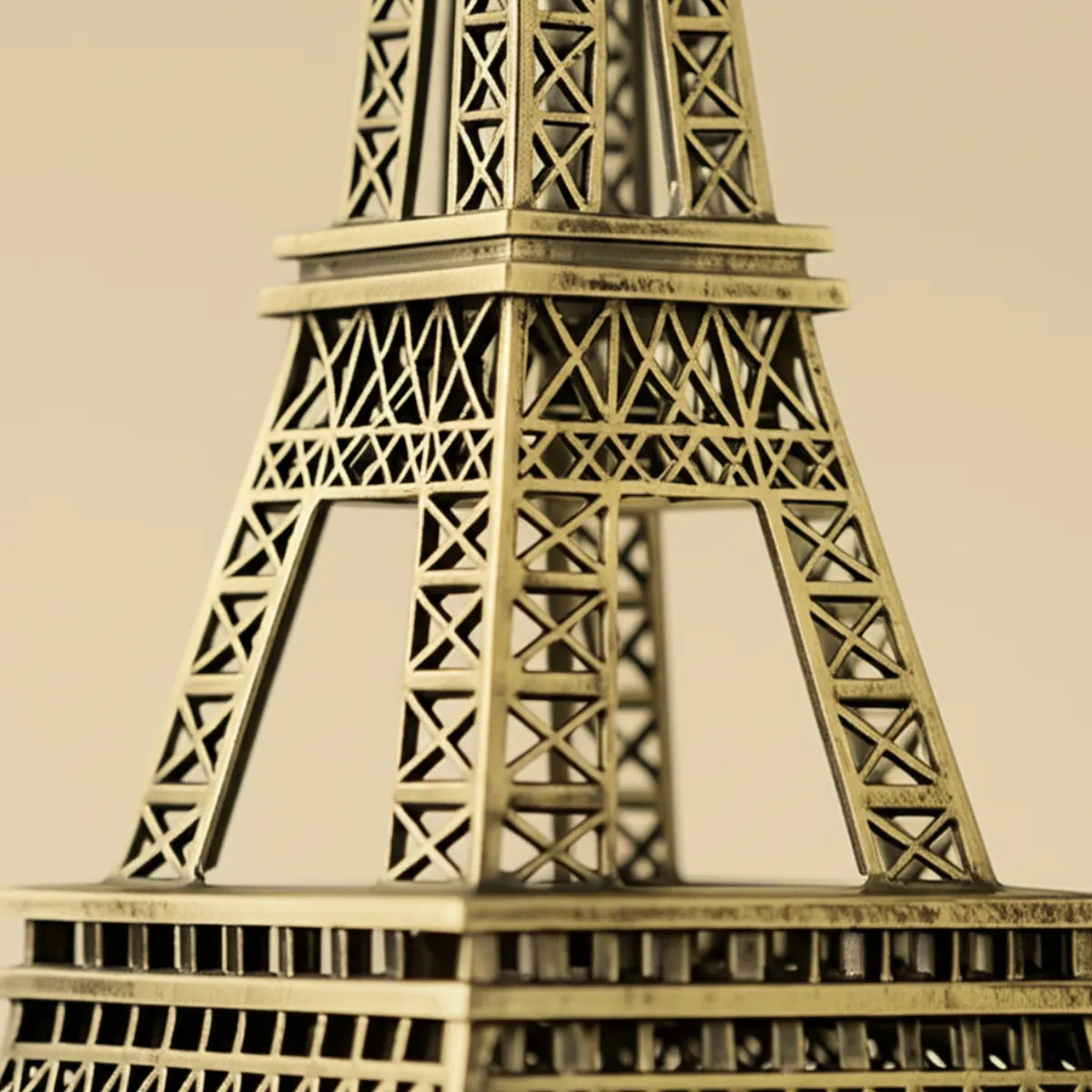 escultura-decorativa-torre-eiffel-paris-modernize-foto-detalhe-torre-em-ambiente-claro-fundo-bege