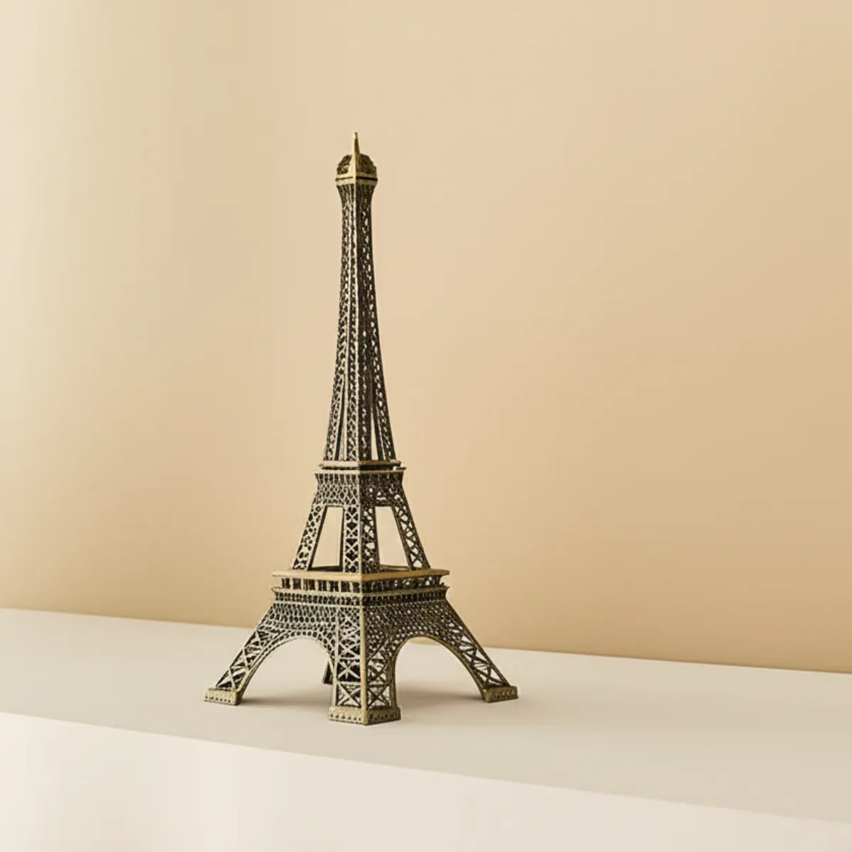 escultura-decorativa-torre-eiffel-paris-modernize-foto-torre-sobre-balcao-branco-em-ambiente-claro-fundo-bege