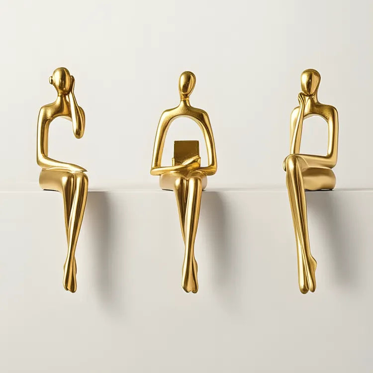 escultura-decorativa-trio-abstrato-dourado-modernize-foto-trio-de-estatuas-douradas-em-fundo-bege