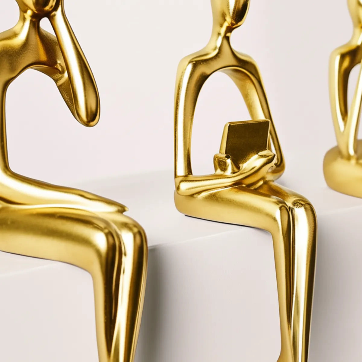 escultura-decorativa-trio-abstrato-dourado-modernize-foto-zoom-trio-de-estatuas-douradas-em-fundo-bege