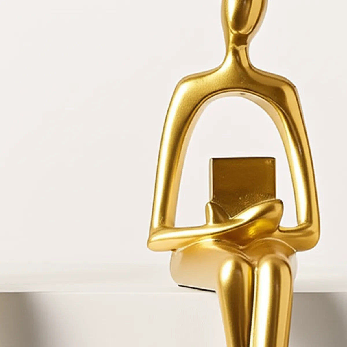 escultura-decorativa-trio-abstrato-dourado-modernize-foto-detalhe-trio-de-estatuas-douradas-em-fundo-bege