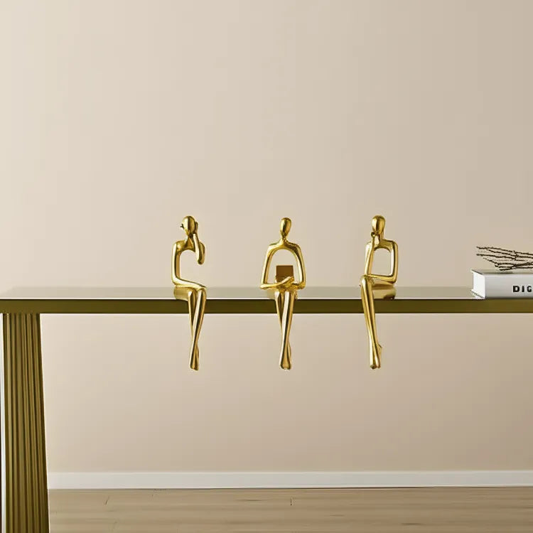 escultura-decorativa-trio-abstrato-dourado-modernize-foto-trio-de-estatuas-douradas-em-mesa-dourada