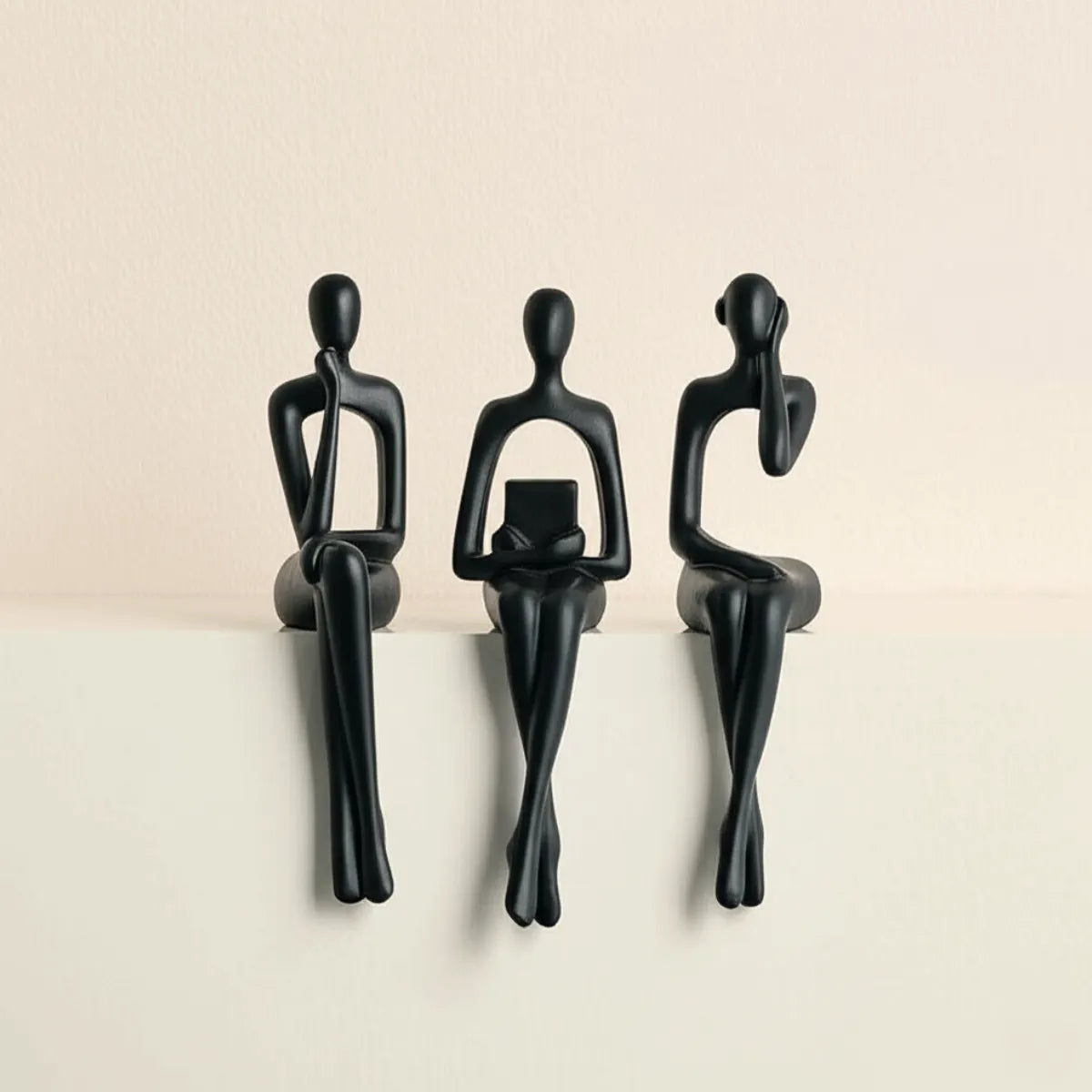 escultura-decorativa-trio-abstrato-preto-modernize-foto-estatuas-em-ambiente-claro-fundo-bege