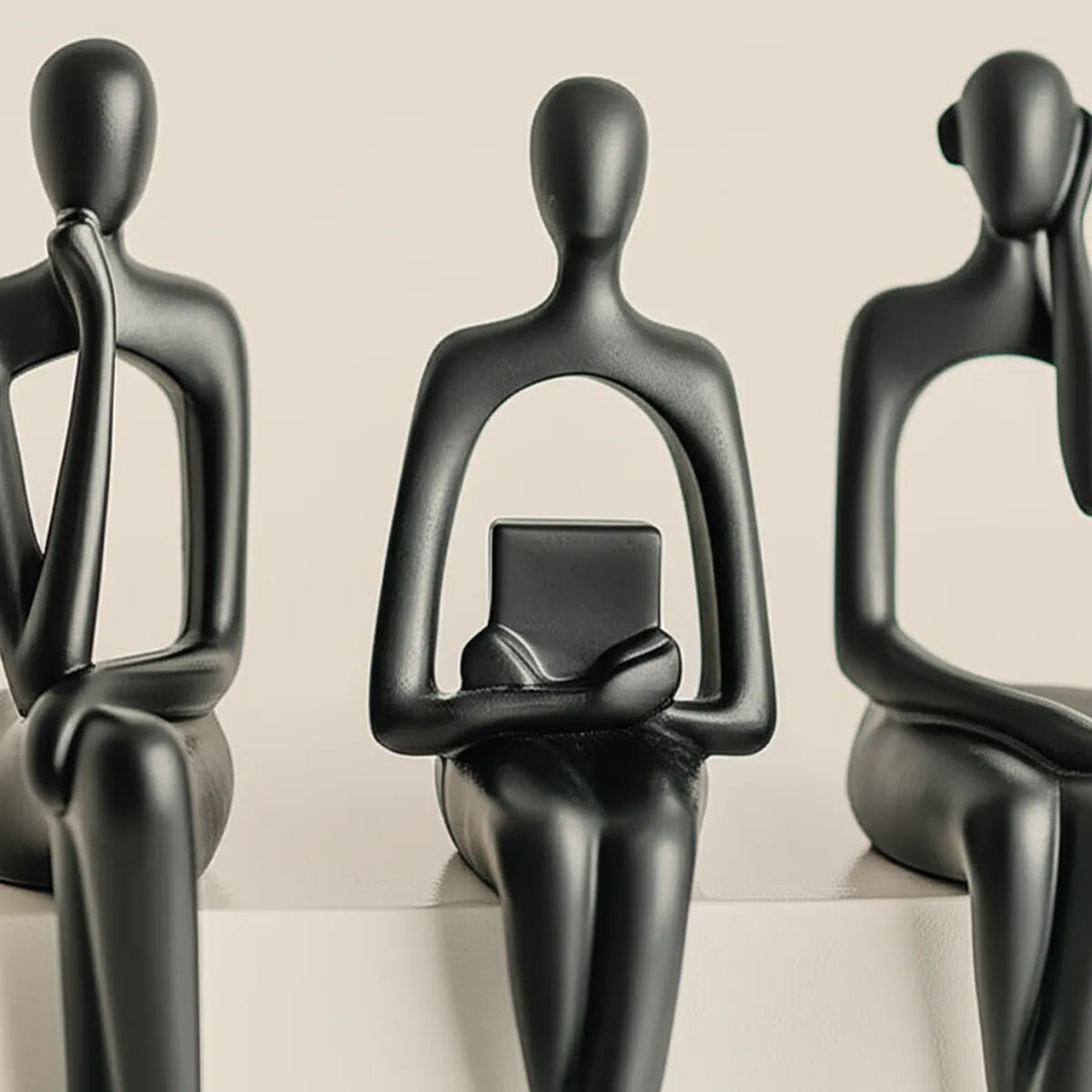 escultura-decorativa-trio-abstrato-preto-modernize-foto-detalhe-estatuas-em-ambiente-claro-fundo-bege