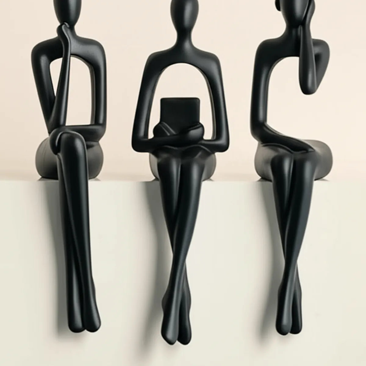 escultura-decorativa-trio-abstrato-preto-modernize-foto-zoom-estatuas-em-ambiente-claro-fundo-bege