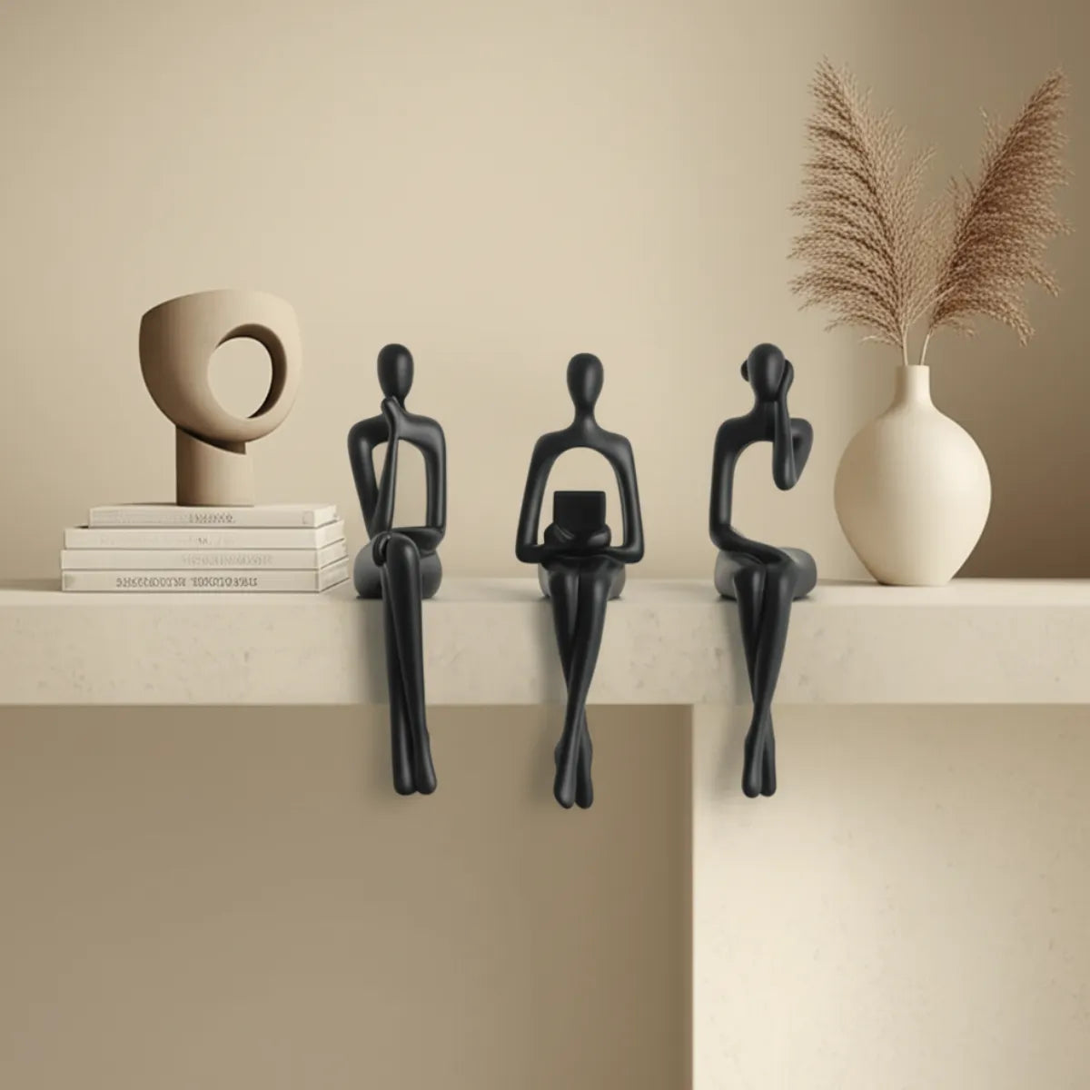 escultura-decorativa-trio-abstrato-preto-modernize-foto-estatuas-sobre-mesa-em-ambiente-claro-minimalista-fundo-bege