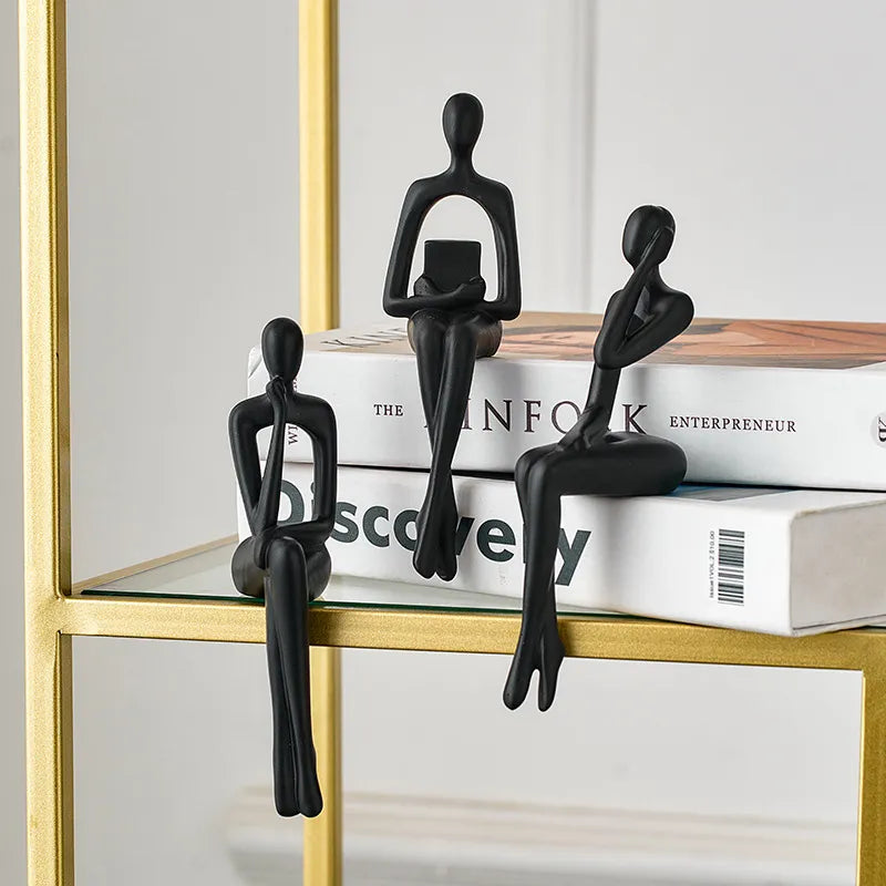 escultura-decorativa-trio-abstrato-preto-modernize-foto-estatuas-sobre-livros-em-ambiente-claro-minimalista-fundo-bege