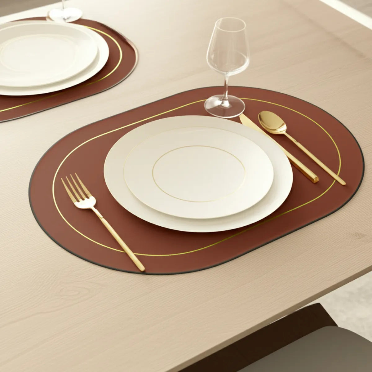 jogo-americano-estilo-nordico-couro-marrom-6-lugares-modernize-foto-jogo-americano-em-mesa-com-talheres-ambiente-claro-tons-beges