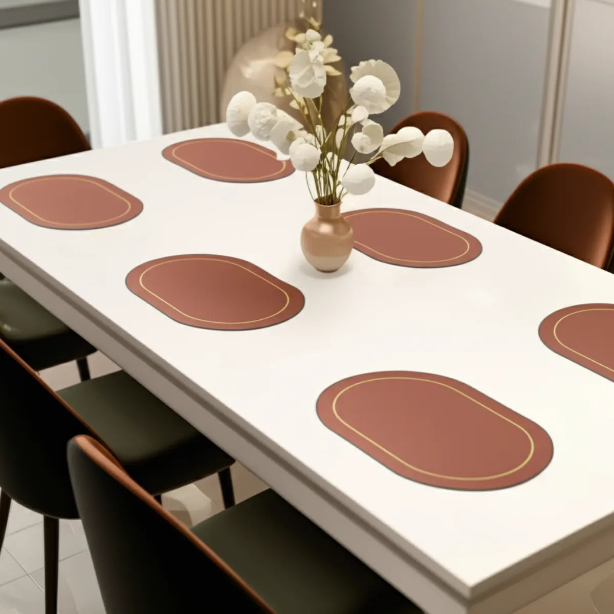 jogo-americano-estilo-nordico-couro-marrom-6-lugares-modernize-foto-jogo-americano-em-mesa-branca-ambiente-claro