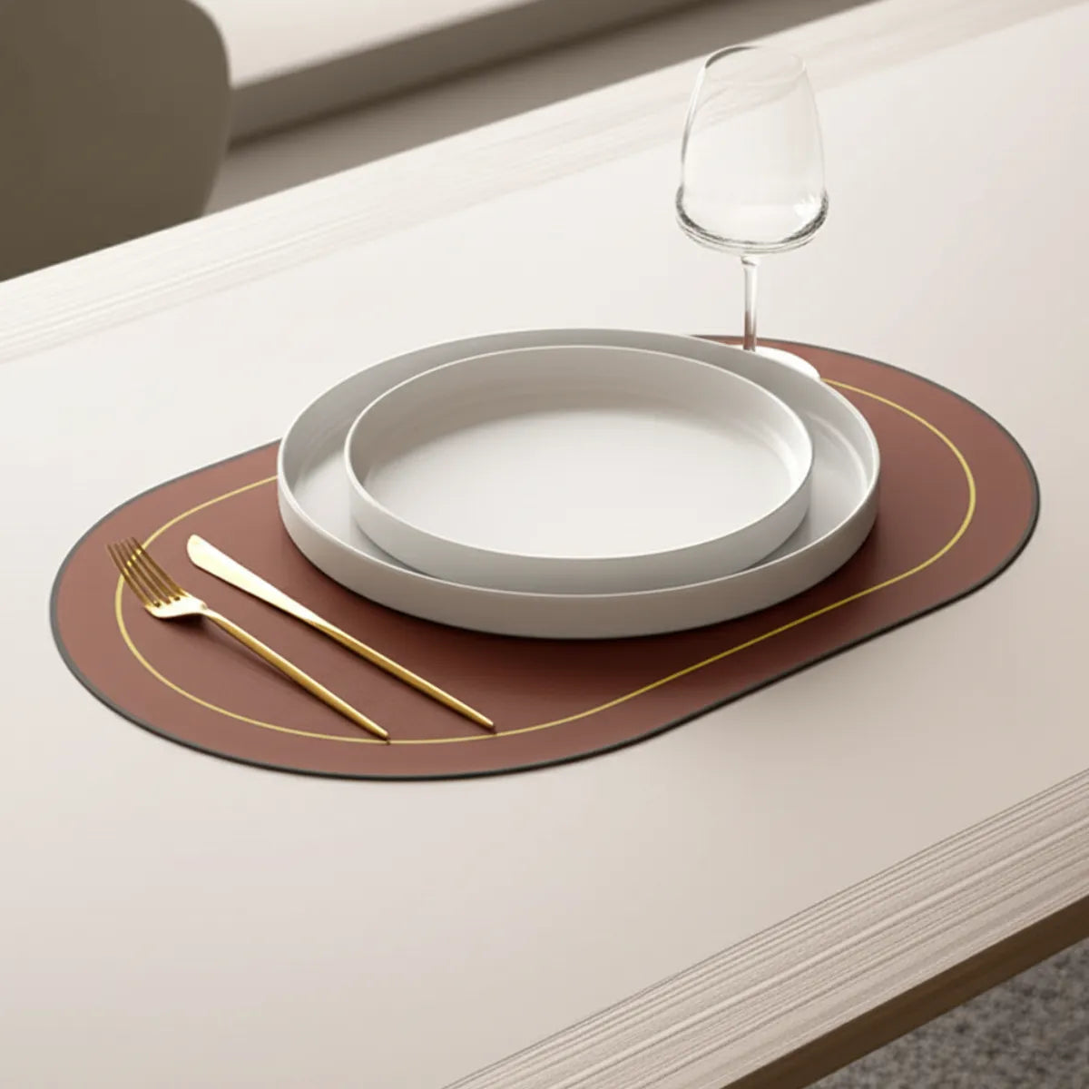 jogo-americano-estilo-nordico-couro-marrom-6-lugares-modernize-foto-jogo-americano-em-mesa-bege-com-talheres-e-taca-ambiente-claro-fundo-bege
