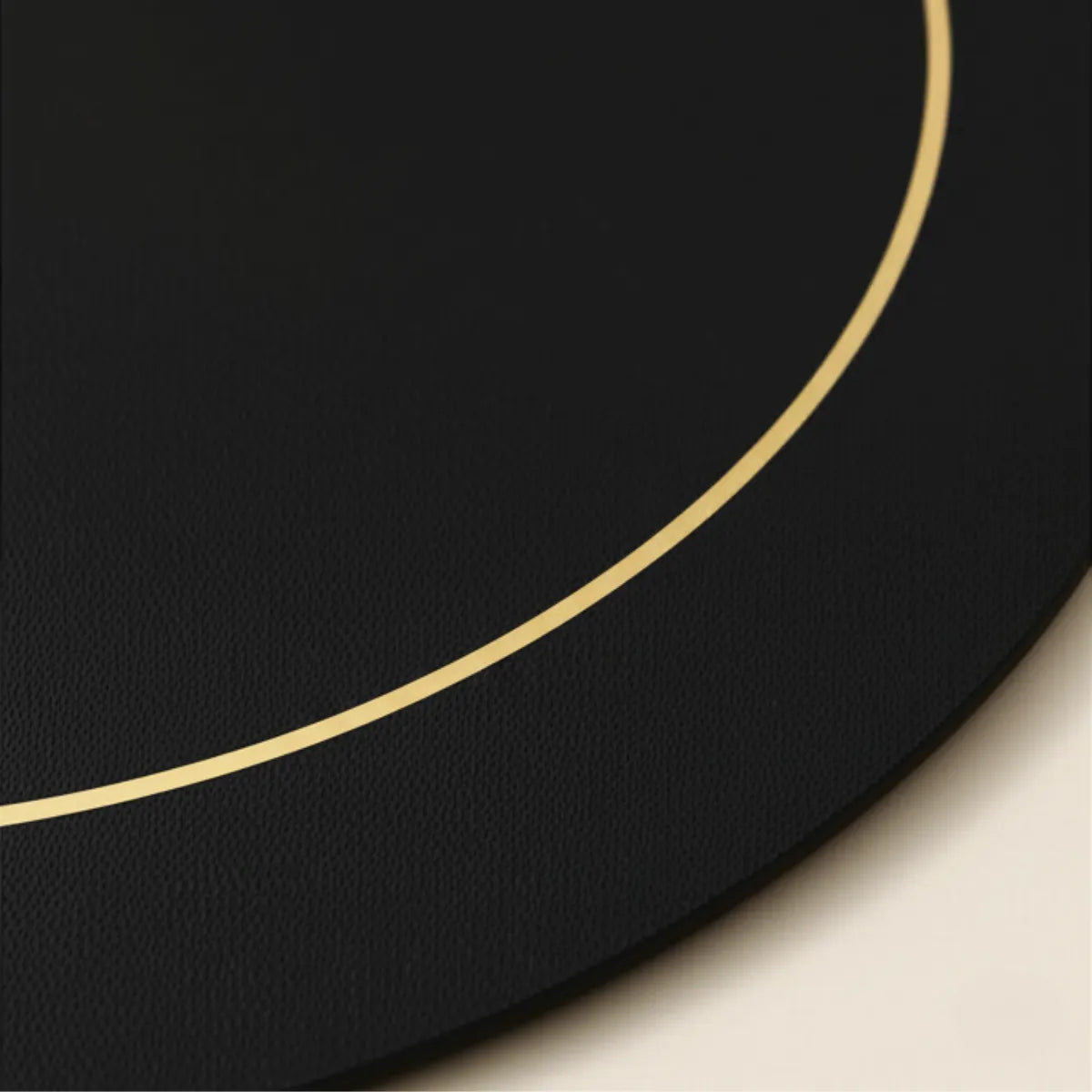 jogo-americano-estilo-nordico-couro-preto-6-lugares-modernize-foto-detalhe-jogo-americano-ambiente-claro-fundo-bege