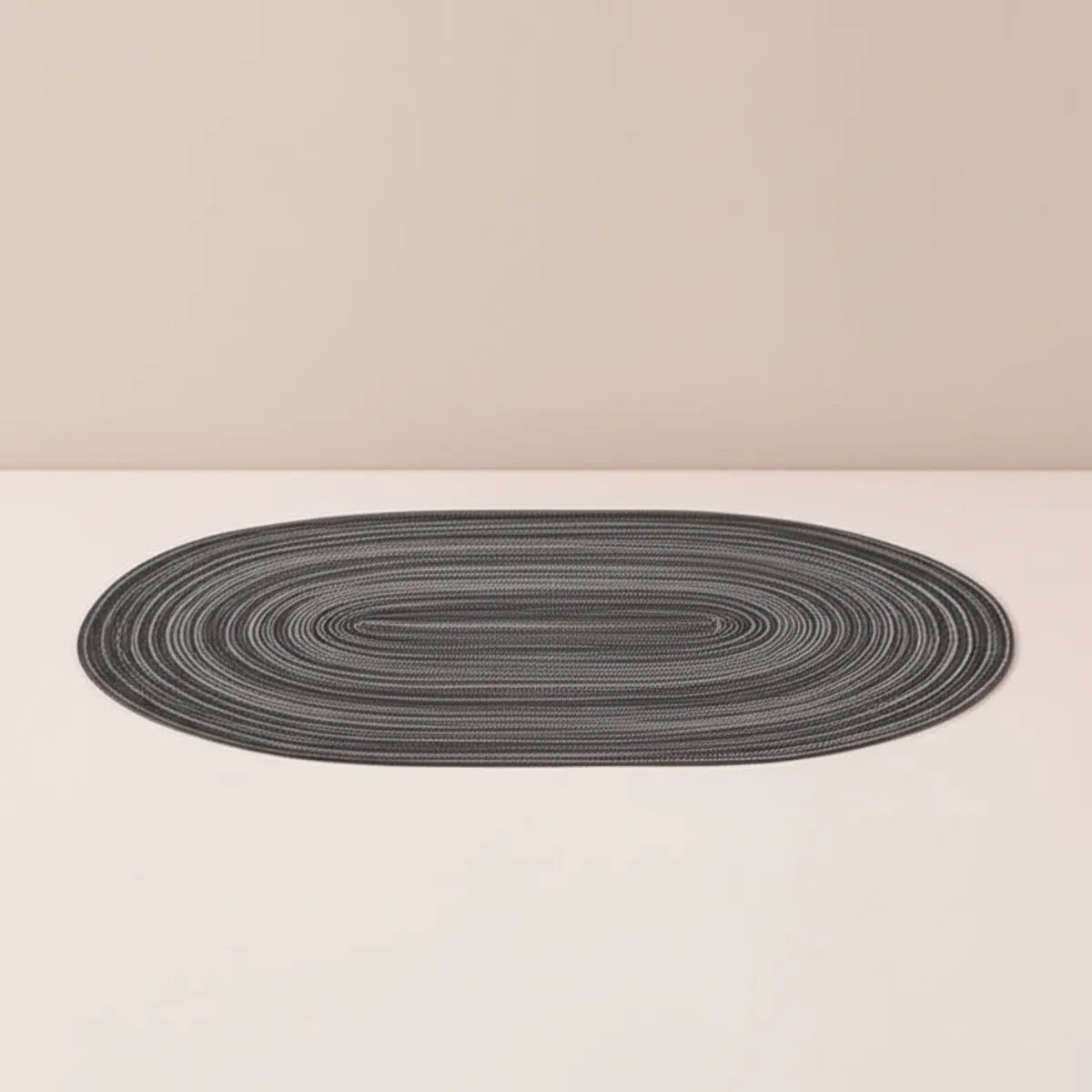 jogo-americano-oval-poliester-cinza-4-lugares-modernize-foto-jogo-americano-cinza-em-fundo-bege