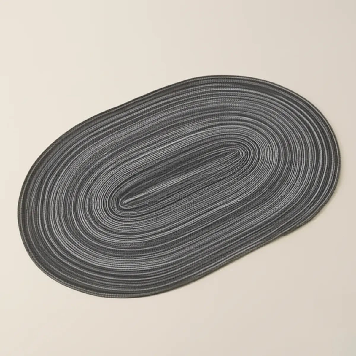 jogo-americano-oval-poliester-cinza-4-lugares-modernize-foto-superior-jogo-americano-cinza-em-fundo-bege