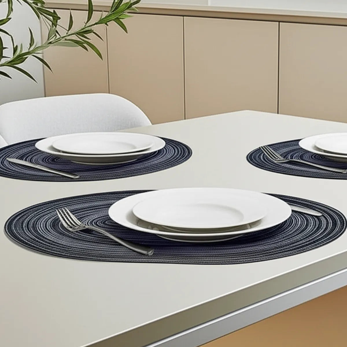 jogo-americano-oval-poliester-cinza-4-lugares-modernize-foto-jogo-americano-cinza-com-pratos-em-cima-em-mesa-de-jantar-em-cozinha-moderna