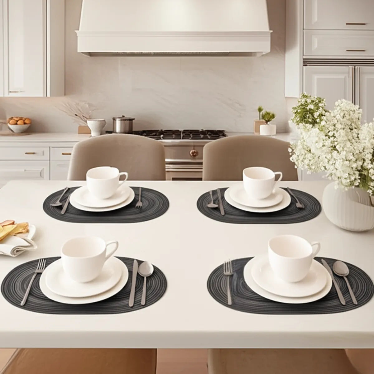 jogo-americano-oval-poliester-cinza-4-lugares-modernize-foto-jogo-americano-cinza-com-pratos-e-canecas-em-cima-em-mesa-de-jantar-em-cozinha-moderna