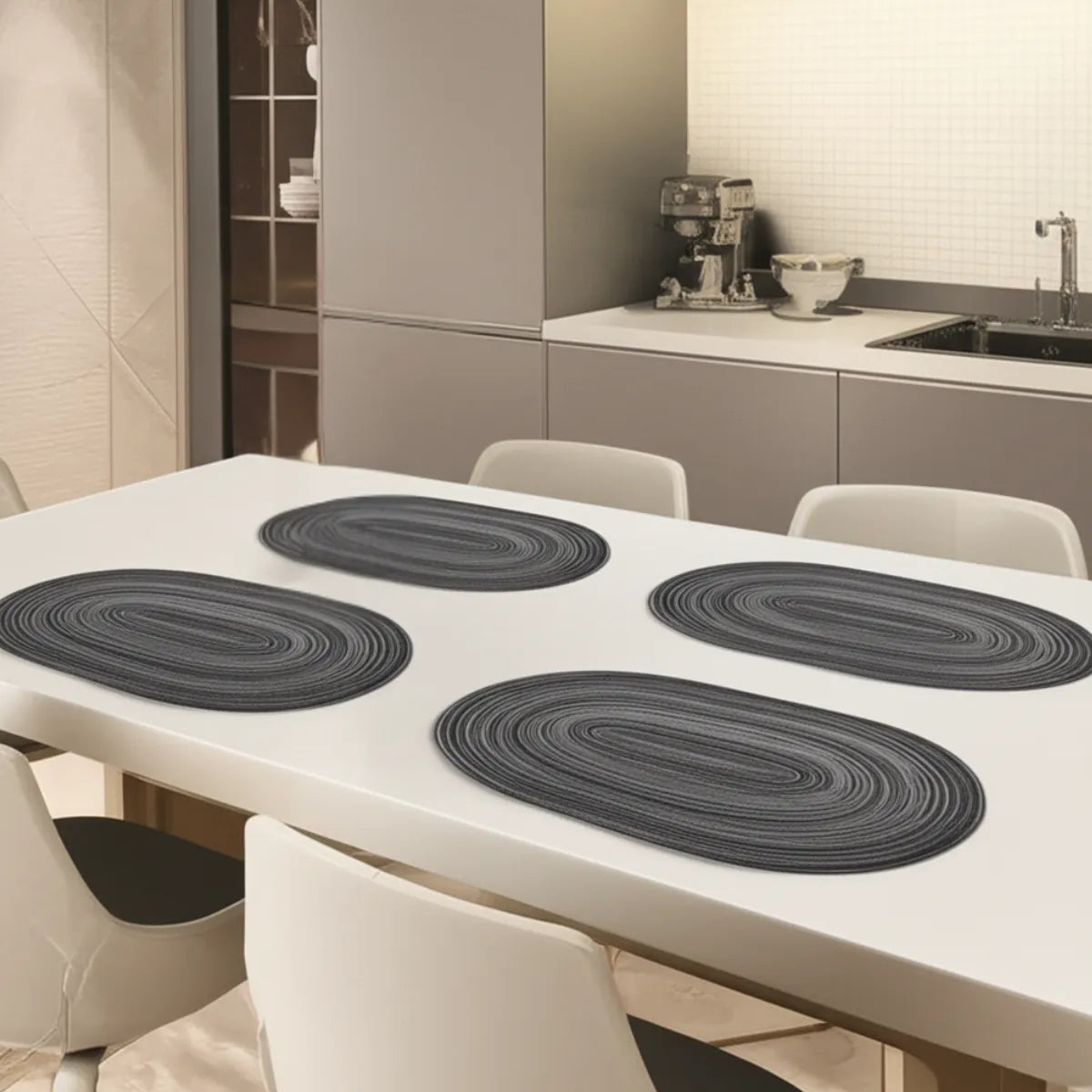 jogo-americano-oval-poliester-cinza-4-lugares-modernize-foto-jogo-americano-cinza-em-mesa-de-jantar-em-cozinha-moderna