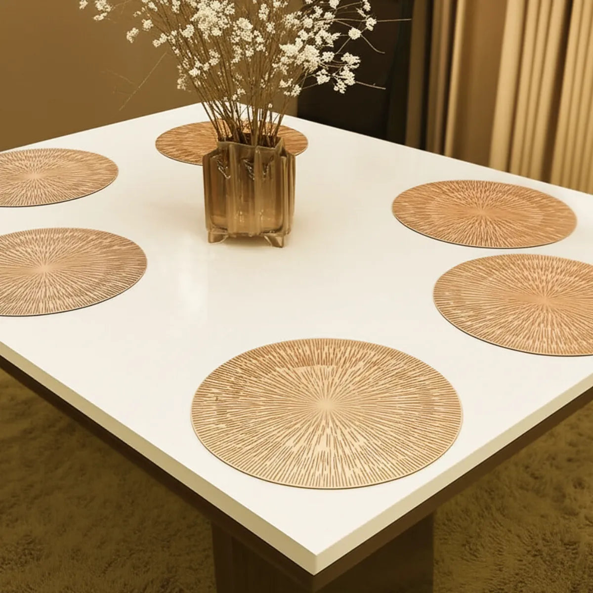 jogo-americano-redondo-sousplat-abstrato-dourado-modernize-foto-6-sousplats-em-mesa-ambiente-claro