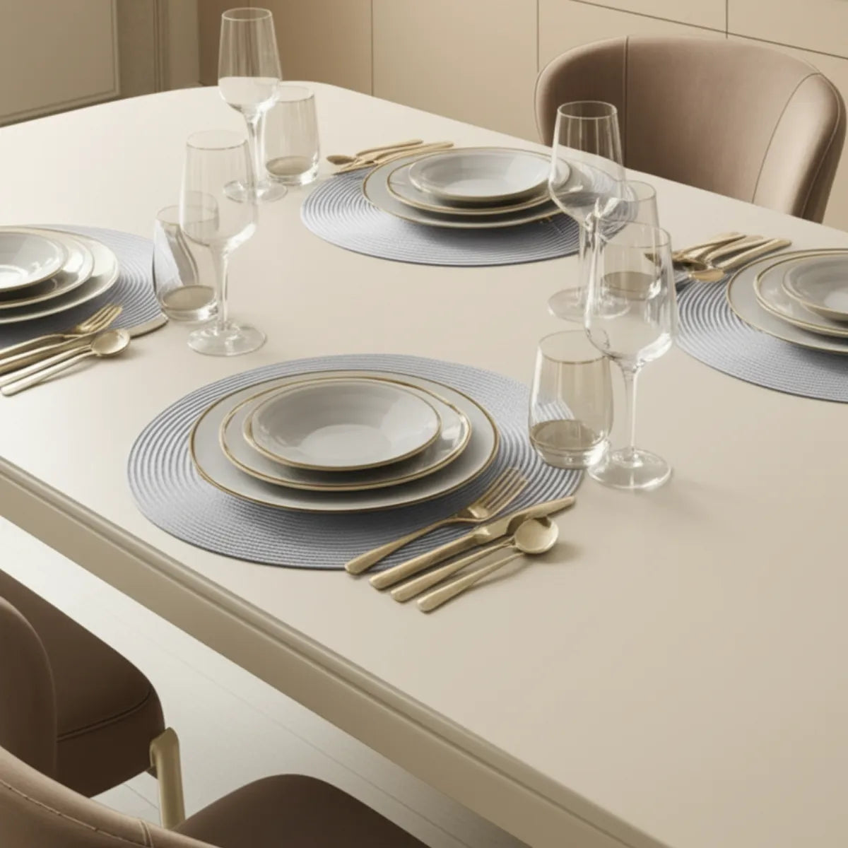 jogo-americano-redondo-sousplat-trancado-prata-6-lugares-modernize-foto-sousplat-mesa-posta-sofisticada-cozinha-ambiente-claro-tons-bege