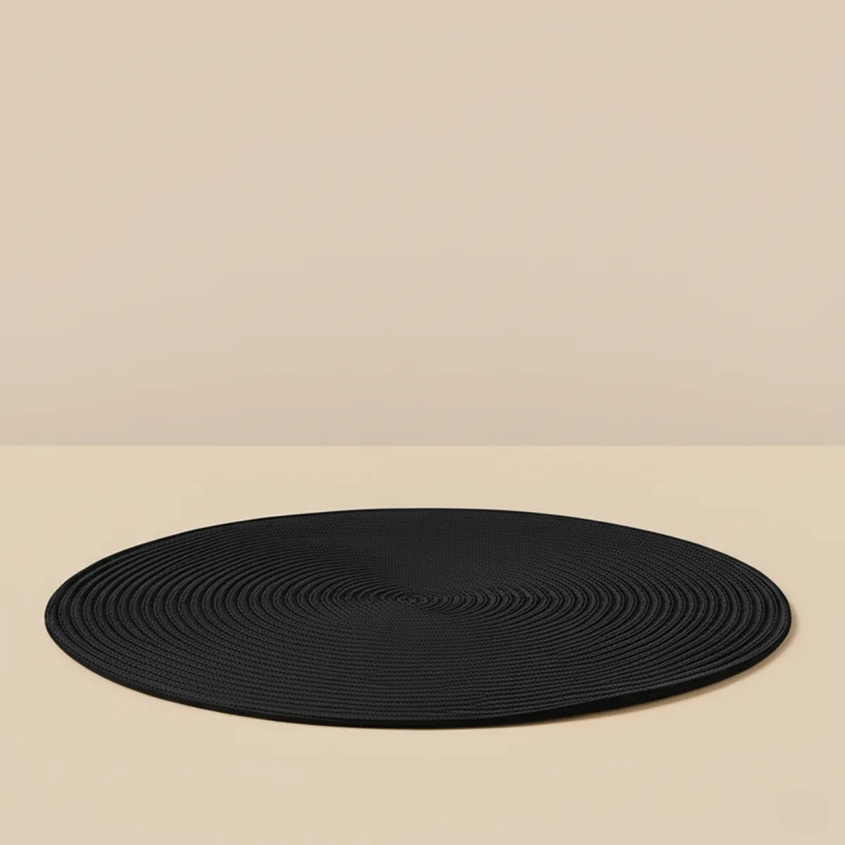 jogo-americano-redondo-sousplat-trancado-preto-6-lugares-modernize-foto-sousplat-em-fundo-bege-ambiente-claro