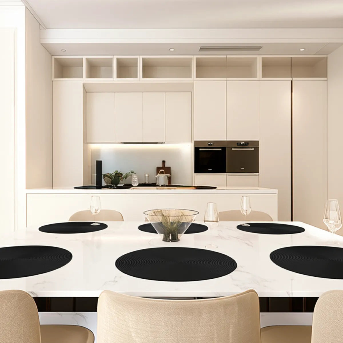 jogo-americano-redondo-sousplat-trancado-preto-6-lugares-modernize-foto-sousplat-em-mesa-posta-cozinha-sofisticada-ambiente-claro