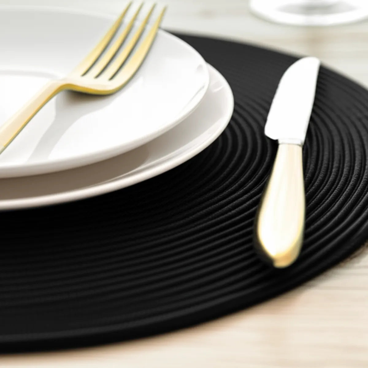 jogo-americano-redondo-sousplat-trancado-preto-6-lugares-modernize-foto-detalhe-sousplat-em-mesa-posta-de-luxo-ambiente-claro