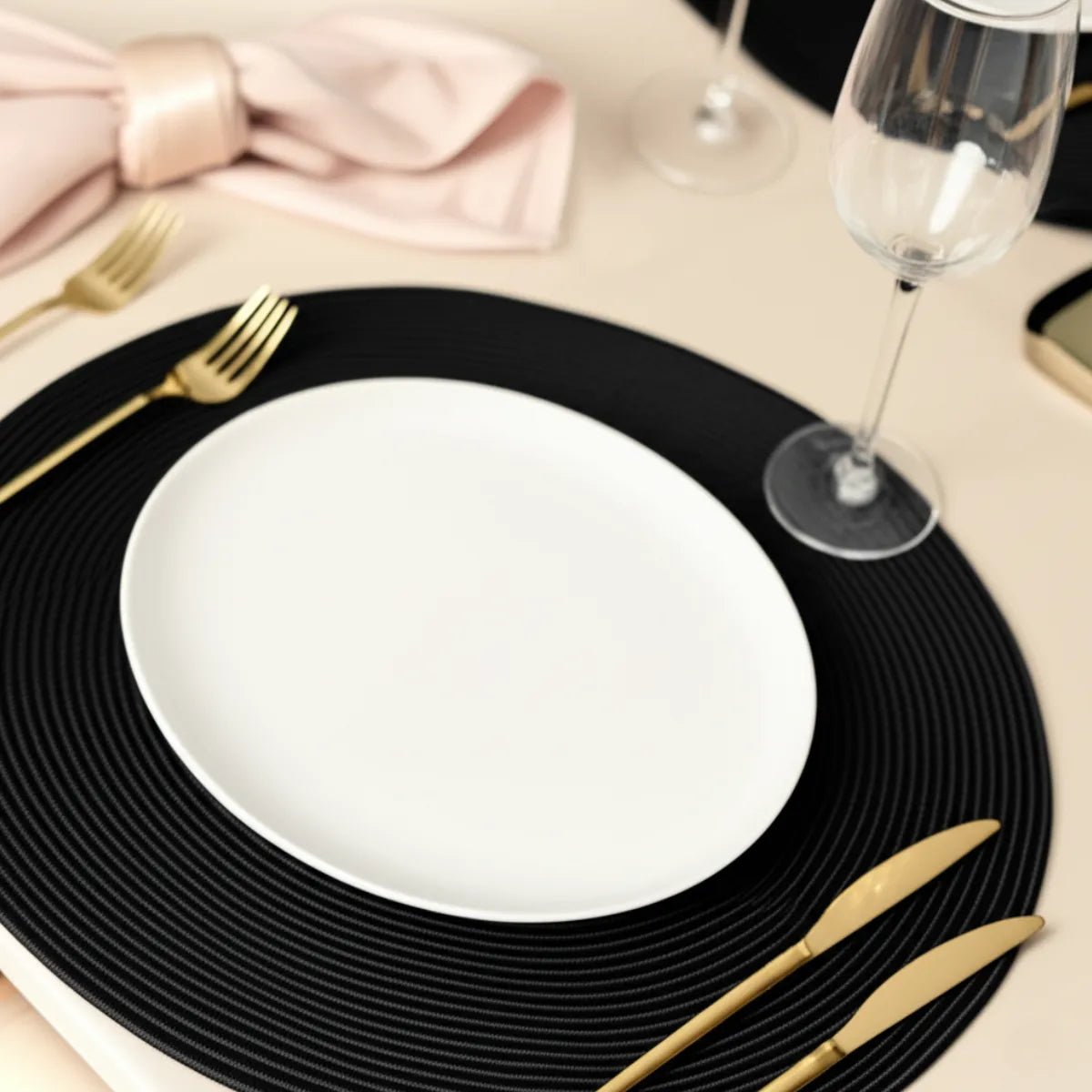 jogo-americano-redondo-sousplat-trancado-preto-6-lugares-modernize-foto-detalhe-sousplat-em-mesa-posta-sofisticada-ambiente-claro