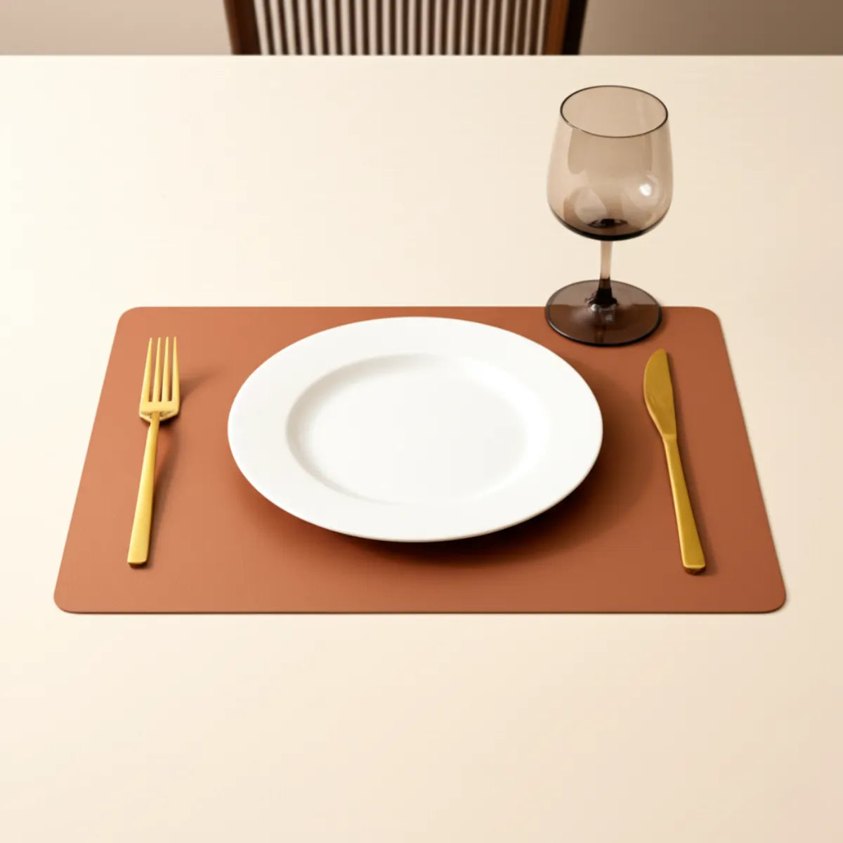 jogo-americano-retangular-couro-double-marrom-6-lugares-modernize-foto-jogo-americano-individual-em-mesa-moderna-com-talheres-e-taca-ambiente-claro