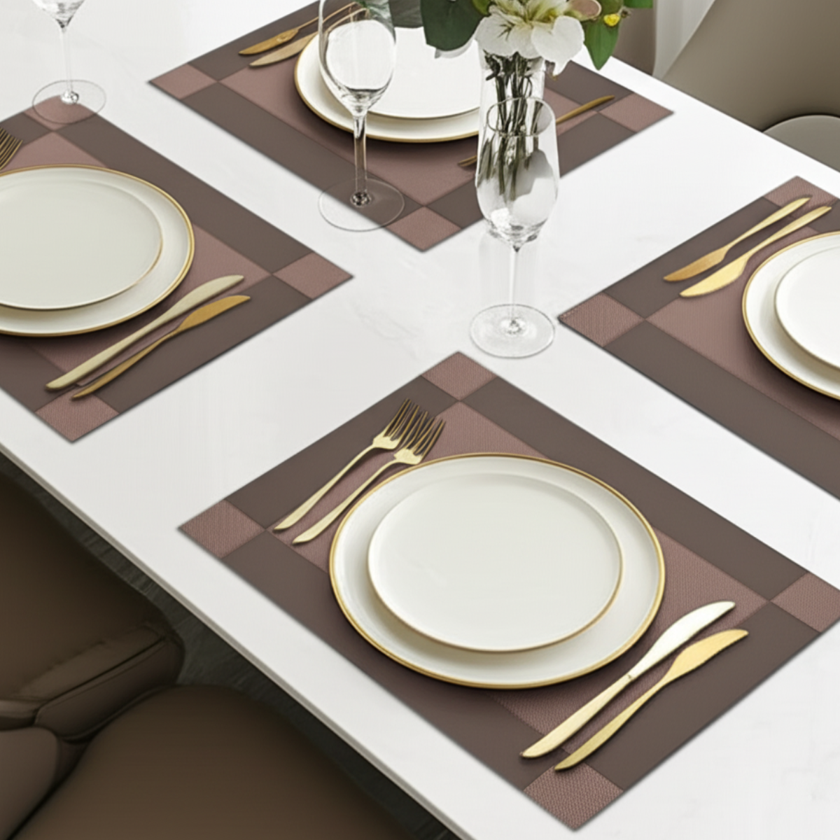 jogo-americano-retangular-metalizado-marrom-6-lugares-modernize-foto-jogo-americano-em-mesa-posta-com-talheres-e-pratos-ambiente-claro