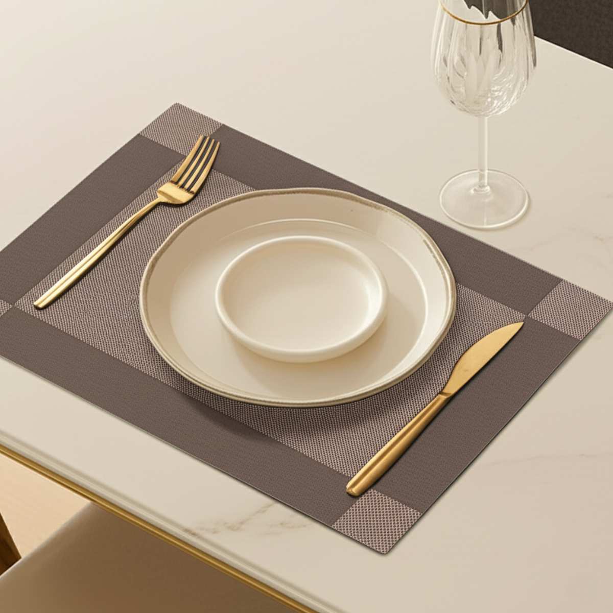 jogo-americano-retangular-metalizado-marrom-6-lugares-modernize-foto-jogo-americano-individual-em-mesa-posta-com-talheres-e-taca-ambiente-claro